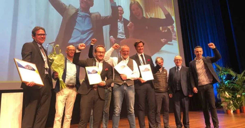 Volvo Penta team receiving the 2021 DAME Design Award at the METSTRADE Show.