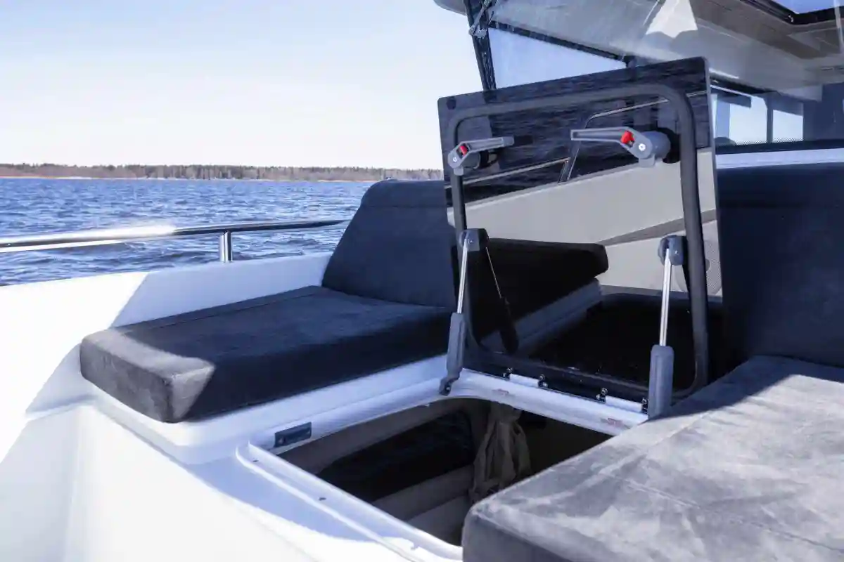 quarken-27-cabin-bow-hatch