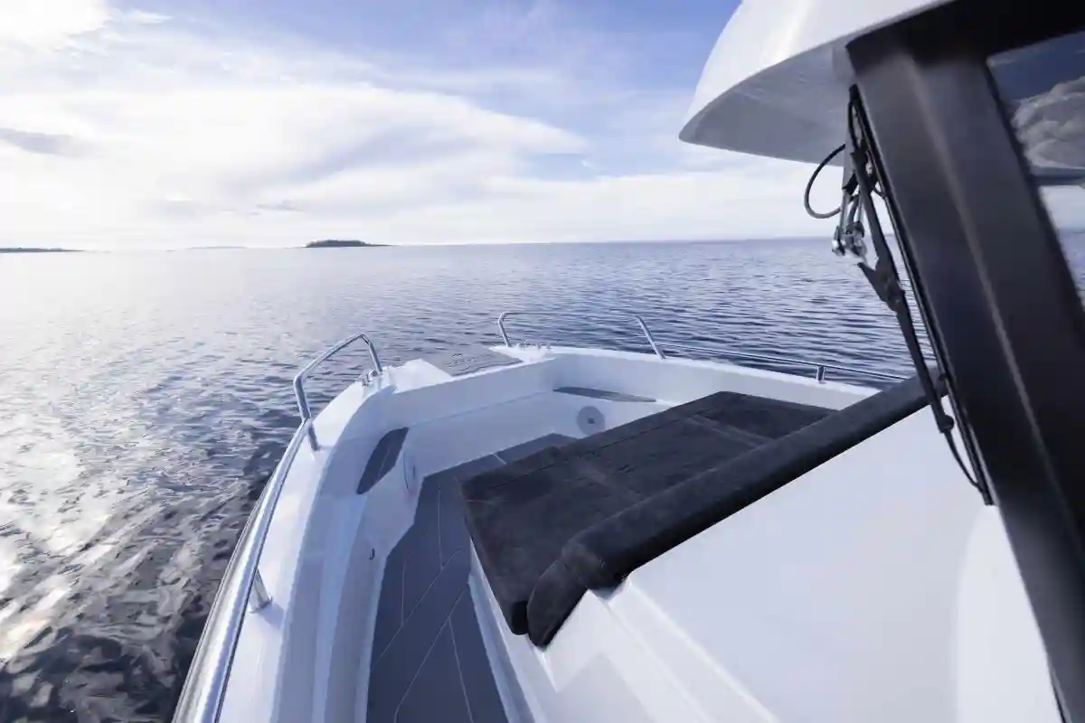 quarken-27-cabin-bow