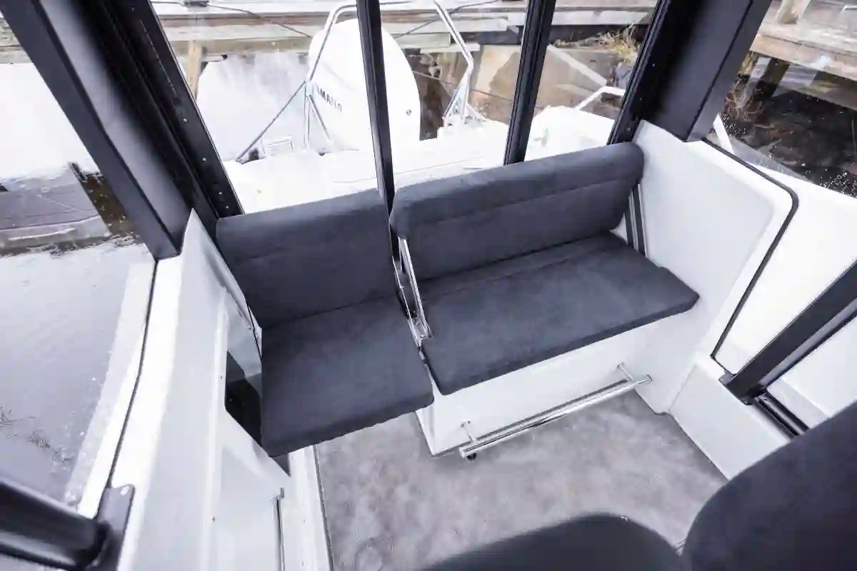 quarken-27-cabin-cockpit-seating