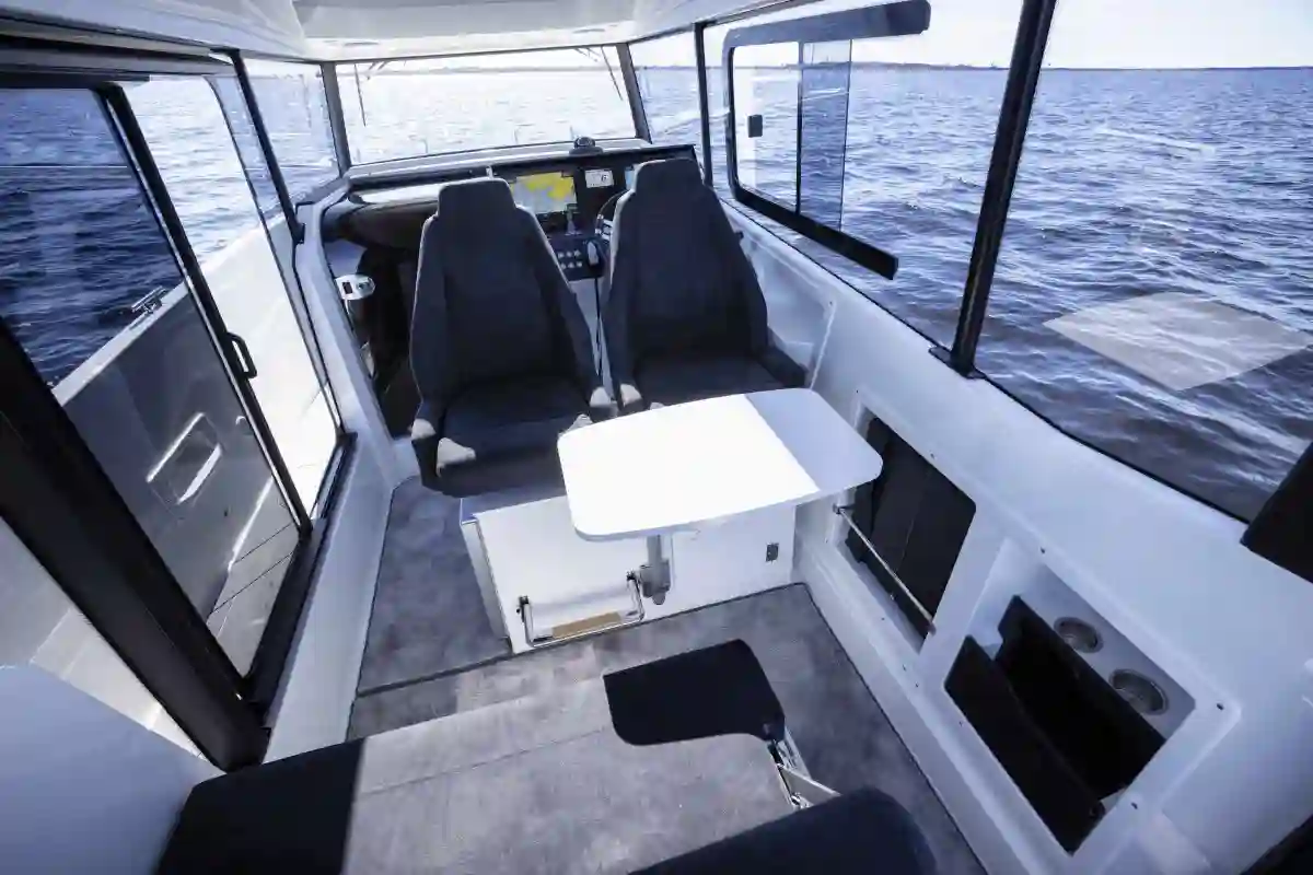 quarken-27-cabin-cockpit