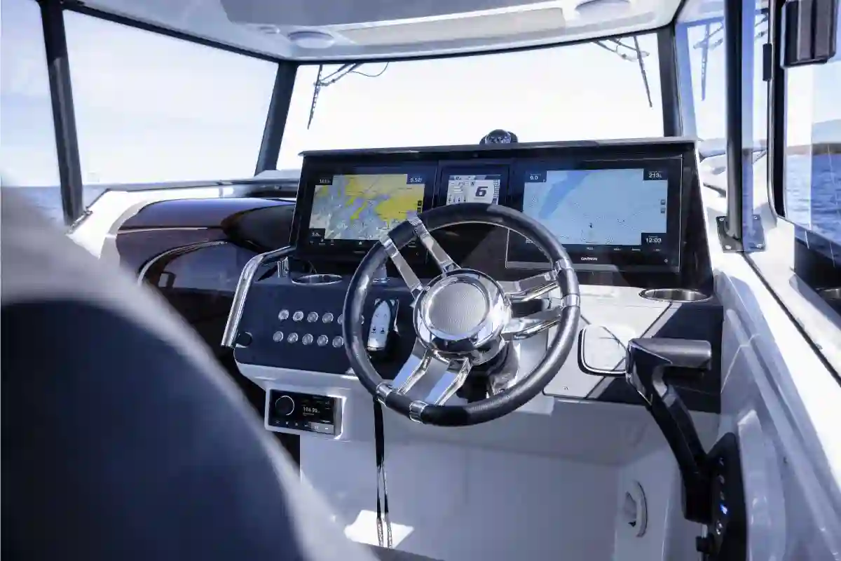 quarken-27-cabin-helm-station