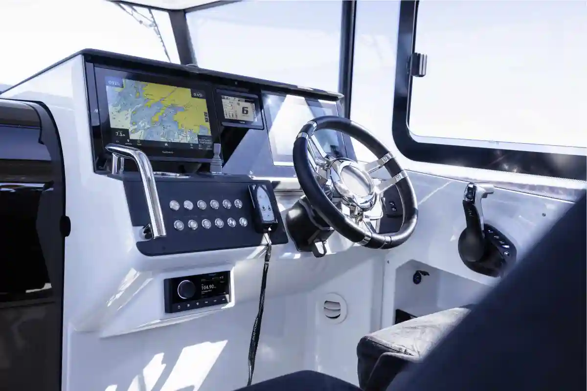 quarken-27-cabin-pilot-helm