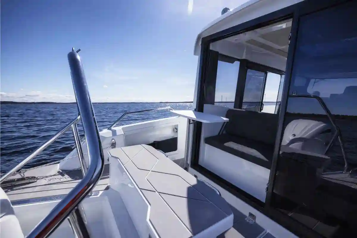 quarken-27-cabin-stern-seating