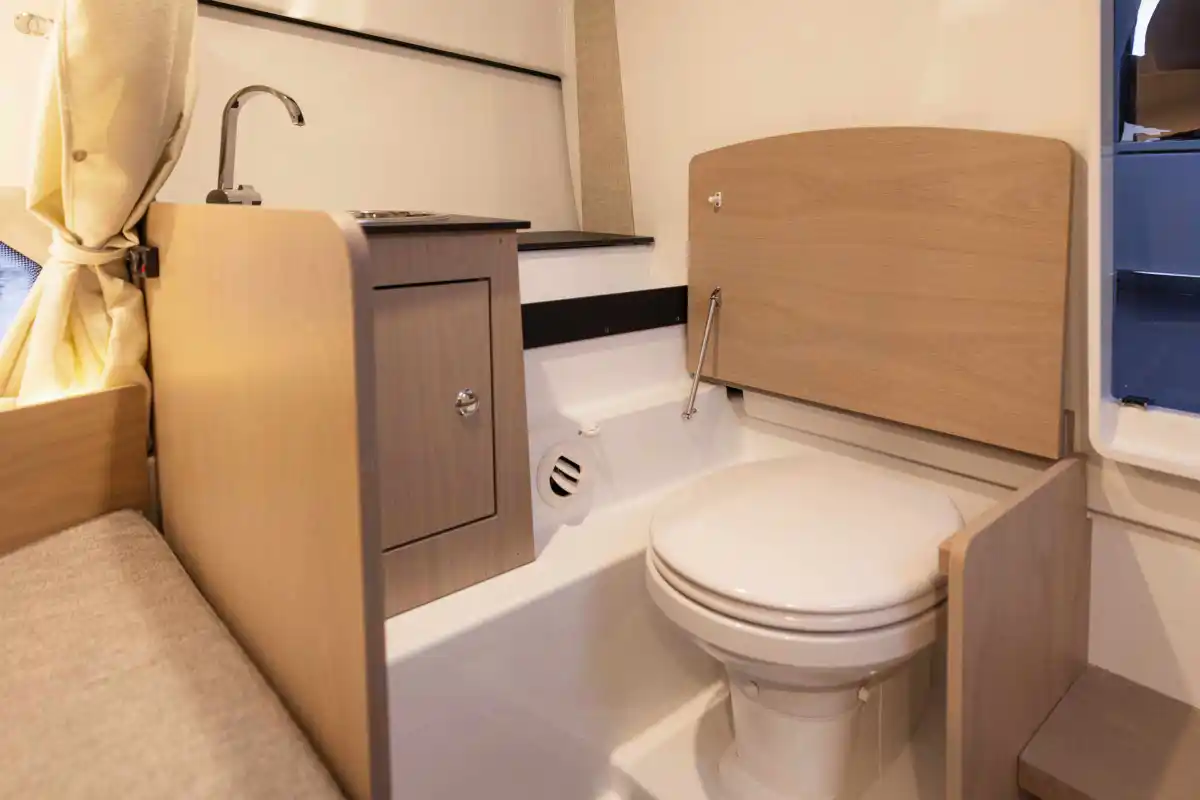 quarken-27-cabin-toilet