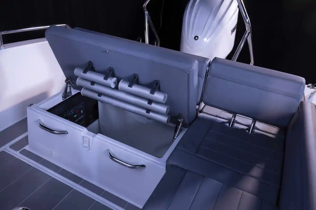 quarken-27-t-top-aft-storage