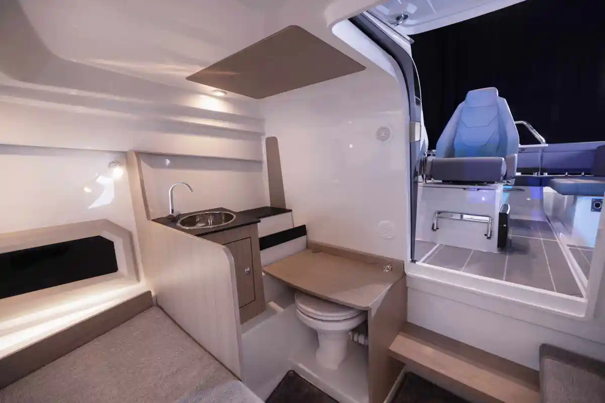 quarken-27-t-top-cabin-seating