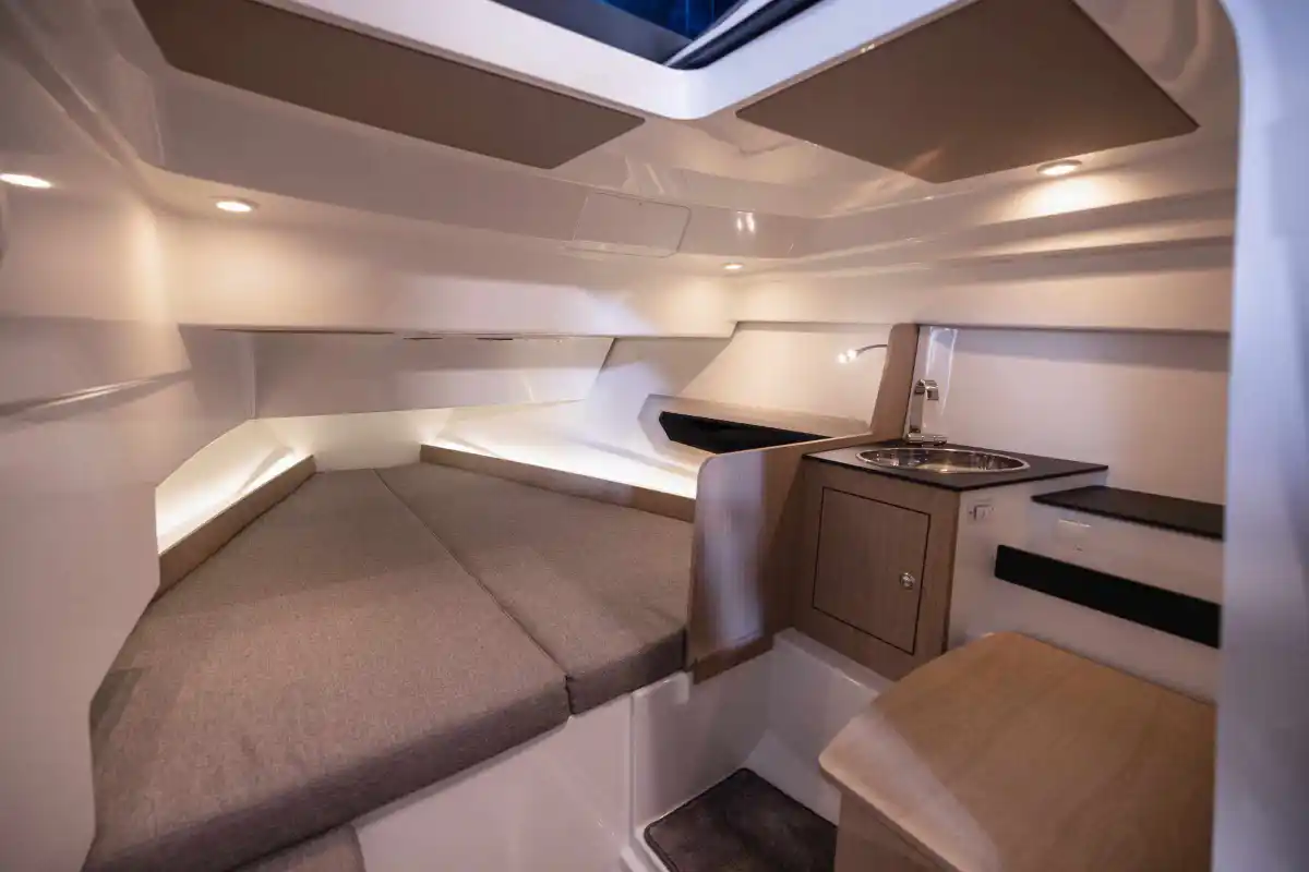 quarken-27-t-top-forward-cabin