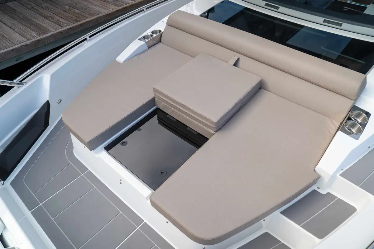 quarken-35-cabin-tourer-bow-hatch