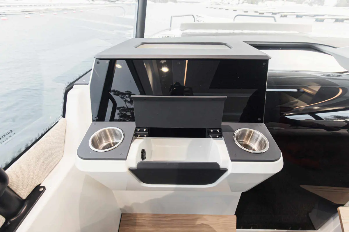 quarken-35-cabin-tourer-cupholder-storage