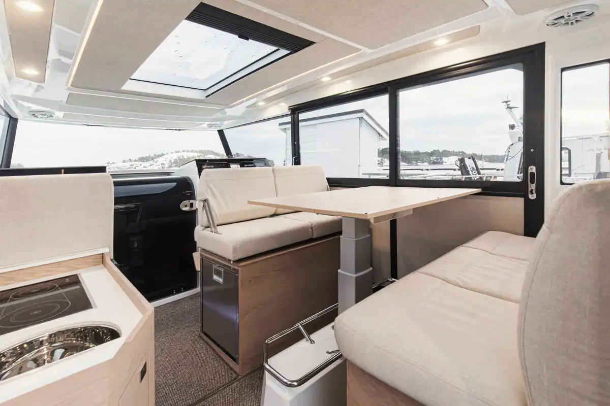 quarken-35-cabin-tourer-dining-area