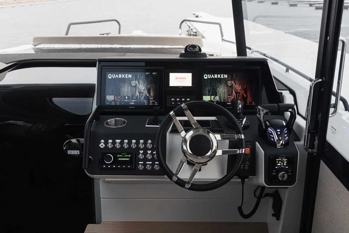 quarken-35-cabin-tourer-helm-station