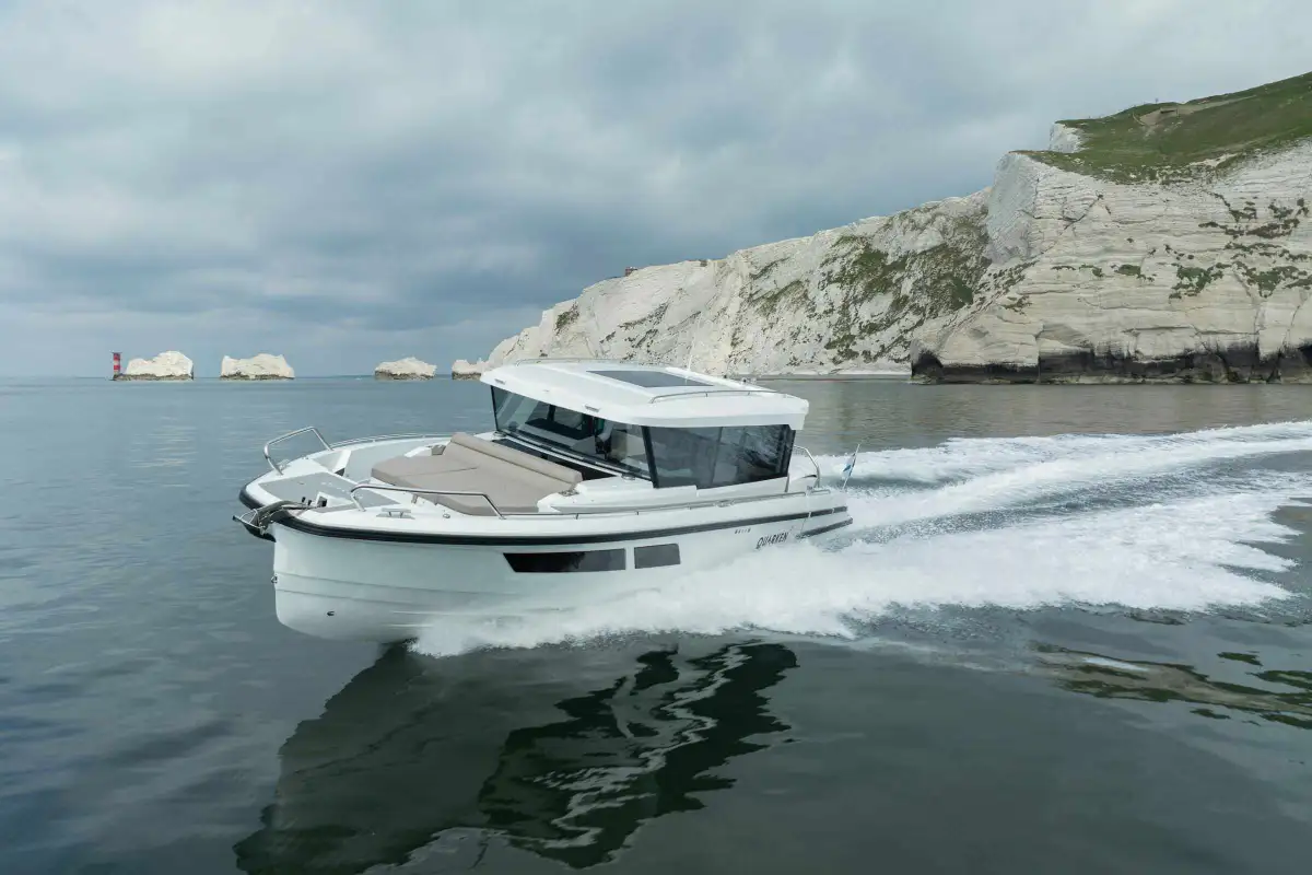 quarken-35-cabin-tourer-running