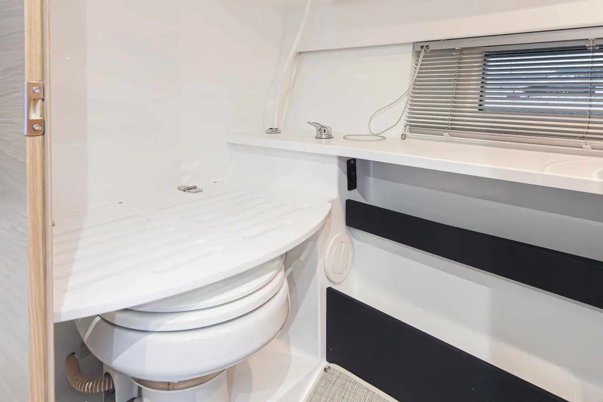 quarken-35-cabin-tourer-toilet-seating