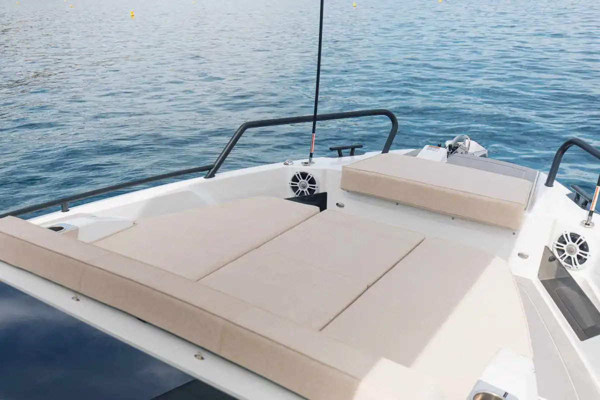 quarken-35-grand-tourer-bow-lounge