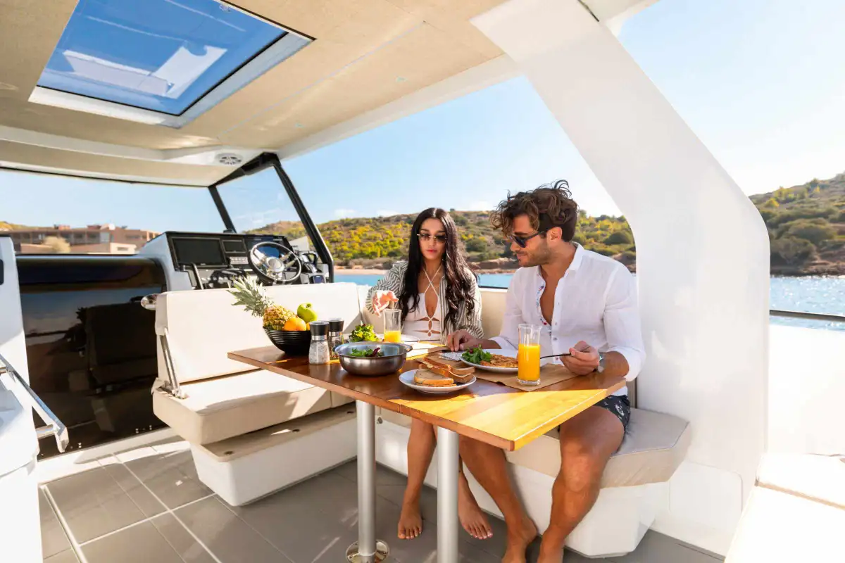 quarken-35-grand-tourer-dining-area