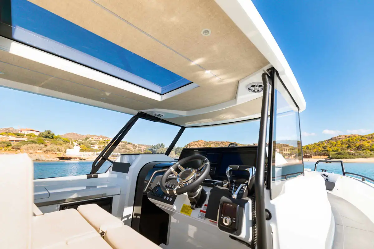 quarken-35-grand-tourer-helm-station