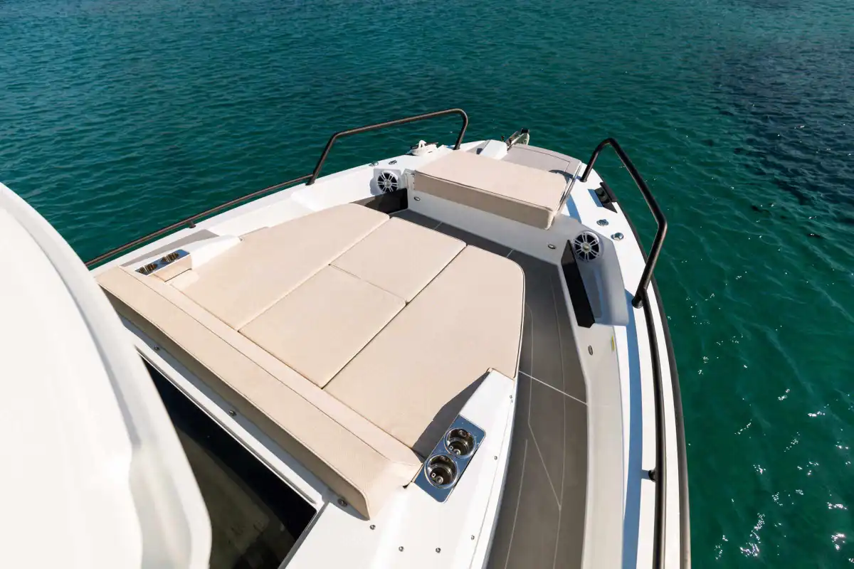 quarken-35-grand-tourer-overhead-bow-lounge