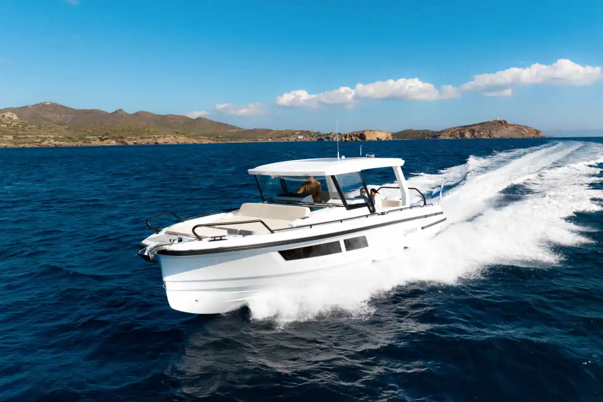 quarken-35-grand-tourer-running-shot