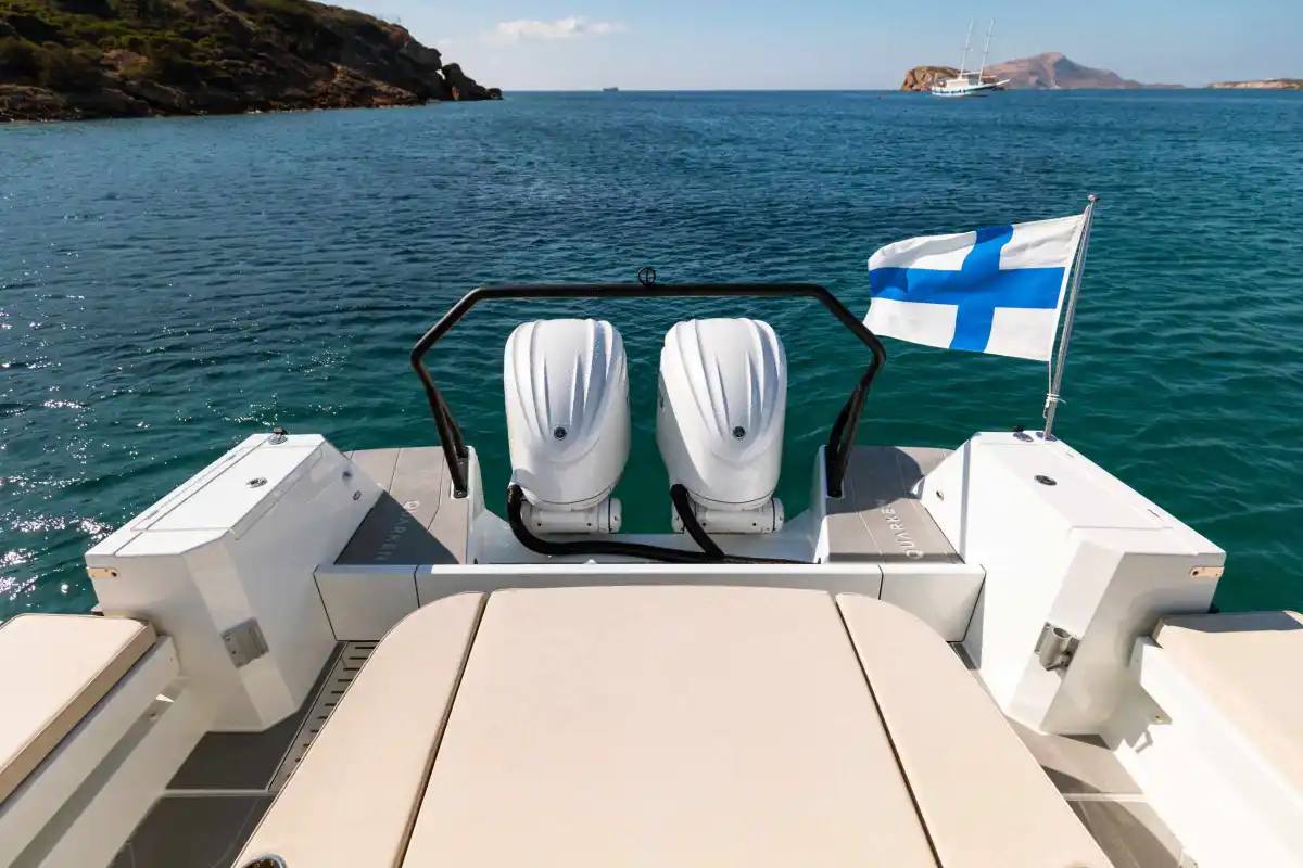 quarken-35-grand-tourer-stern-lounge