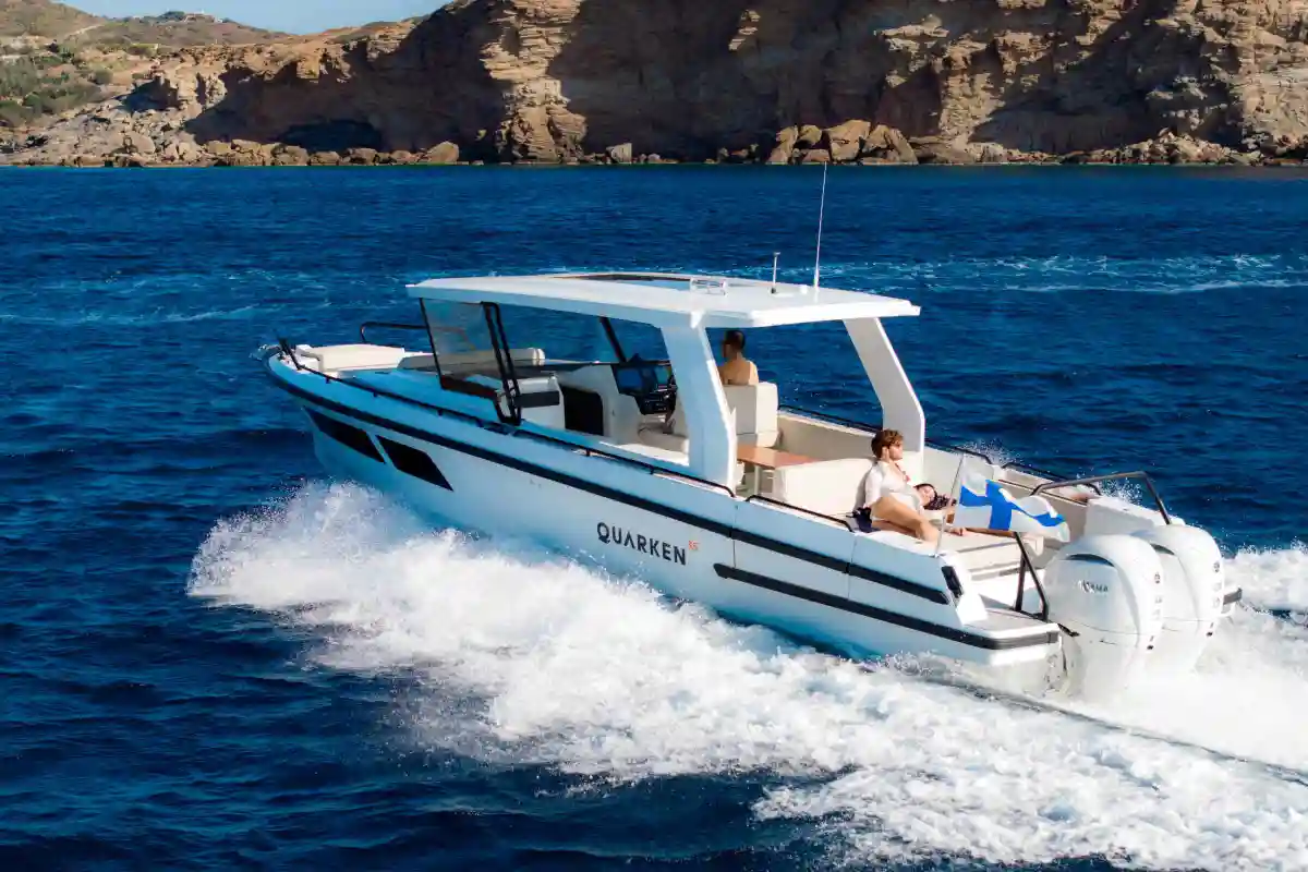 quarken-35-grand-tourer-stern-running