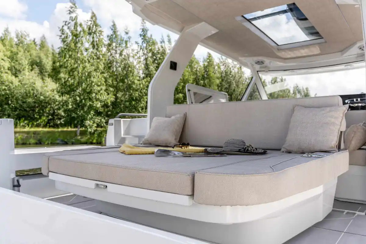 quarken-35-sport-tourer-aft-lounge