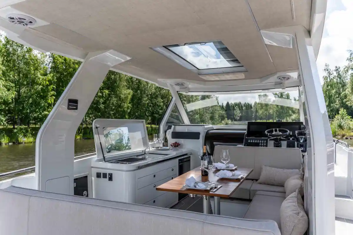 quarken-35-sport-tourer-cockpit-view