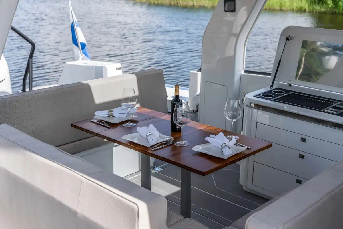 quarken-35-sport-tourer-dining-area