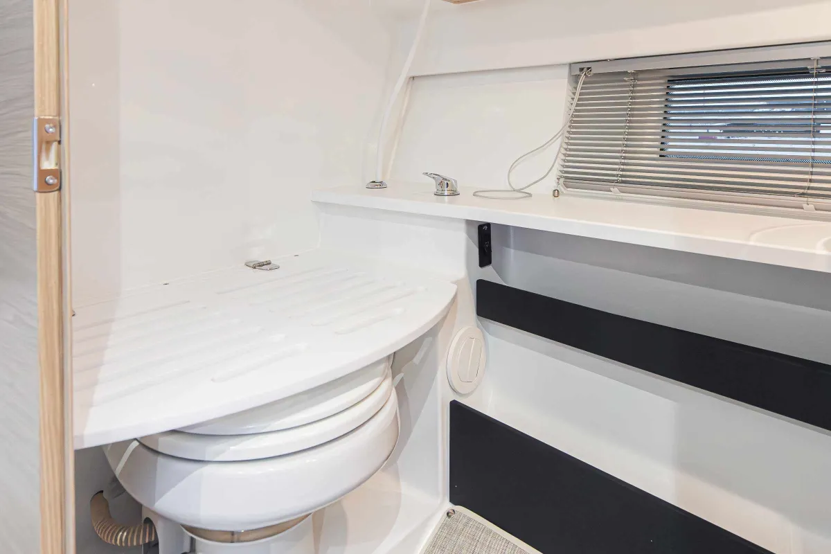 quarken-35-sport-tourer-toilet